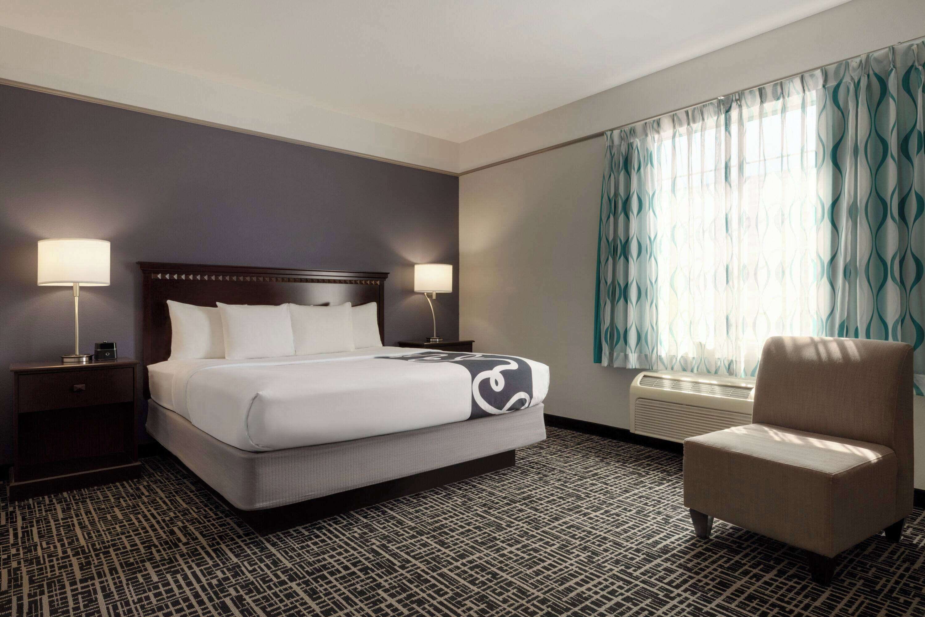 deluxe room, 1 king bed, non smoking (deluxe executive room) | premium bedding, down duvets, pillow-top beds, desk