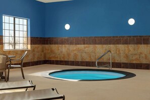 Indoor pool, pool loungers - La Quinta Inn & Suites by Wyndham Dumas (Dumas)