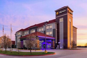 La Quinta hotel features a modern two-story design with a covered entrance and welcoming canopy.