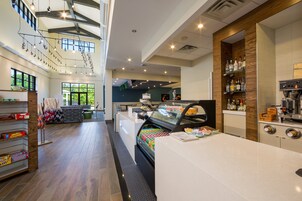 Se sirven almuerzos, cenas y cocina americana 