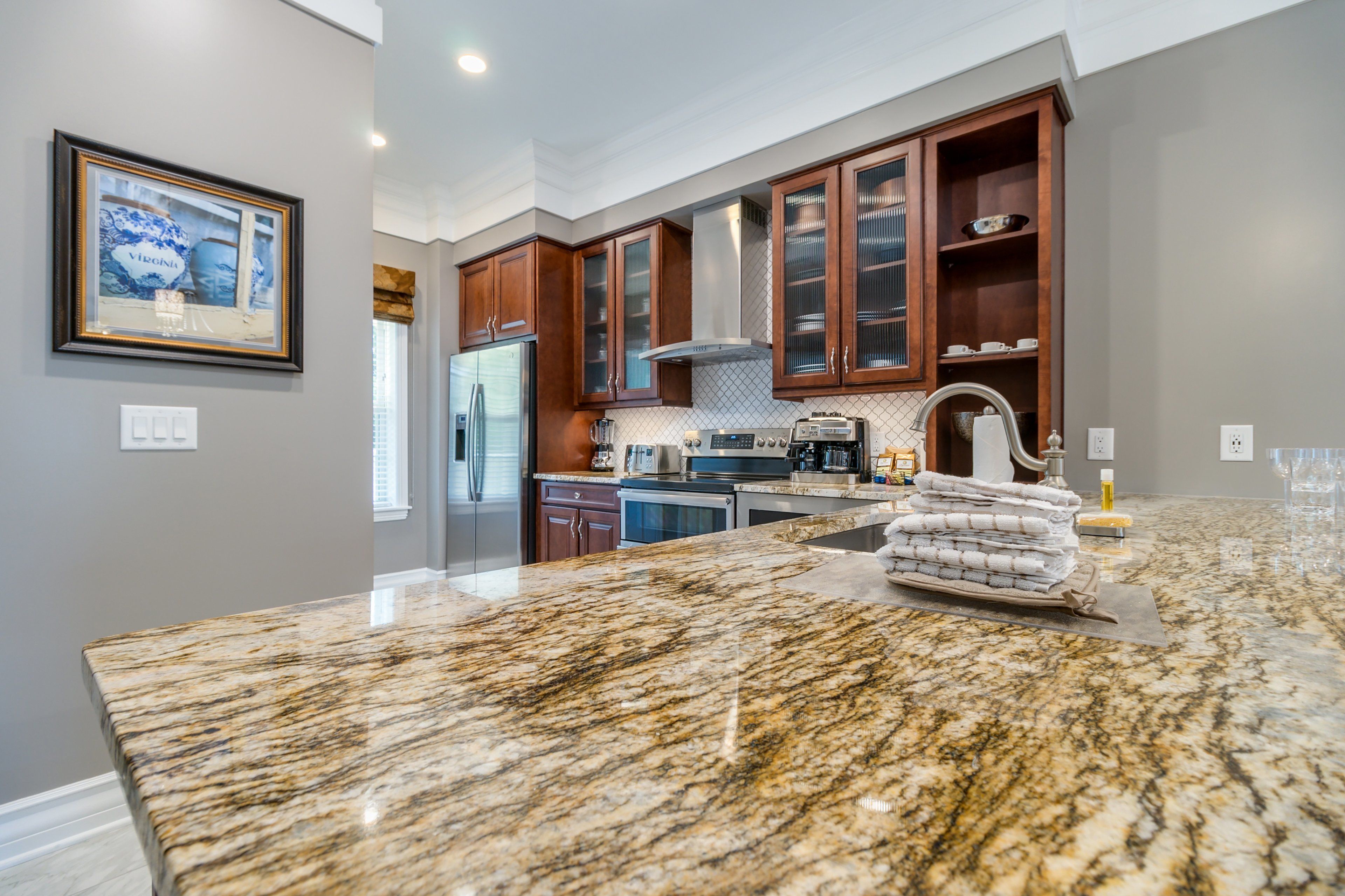 客房内保险箱、办公桌、笔记本电脑工作区、遮光窗帘