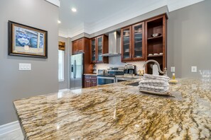 Zimmersafe, Schreibtisch, laptopgeeigneter Arbeitsplatz