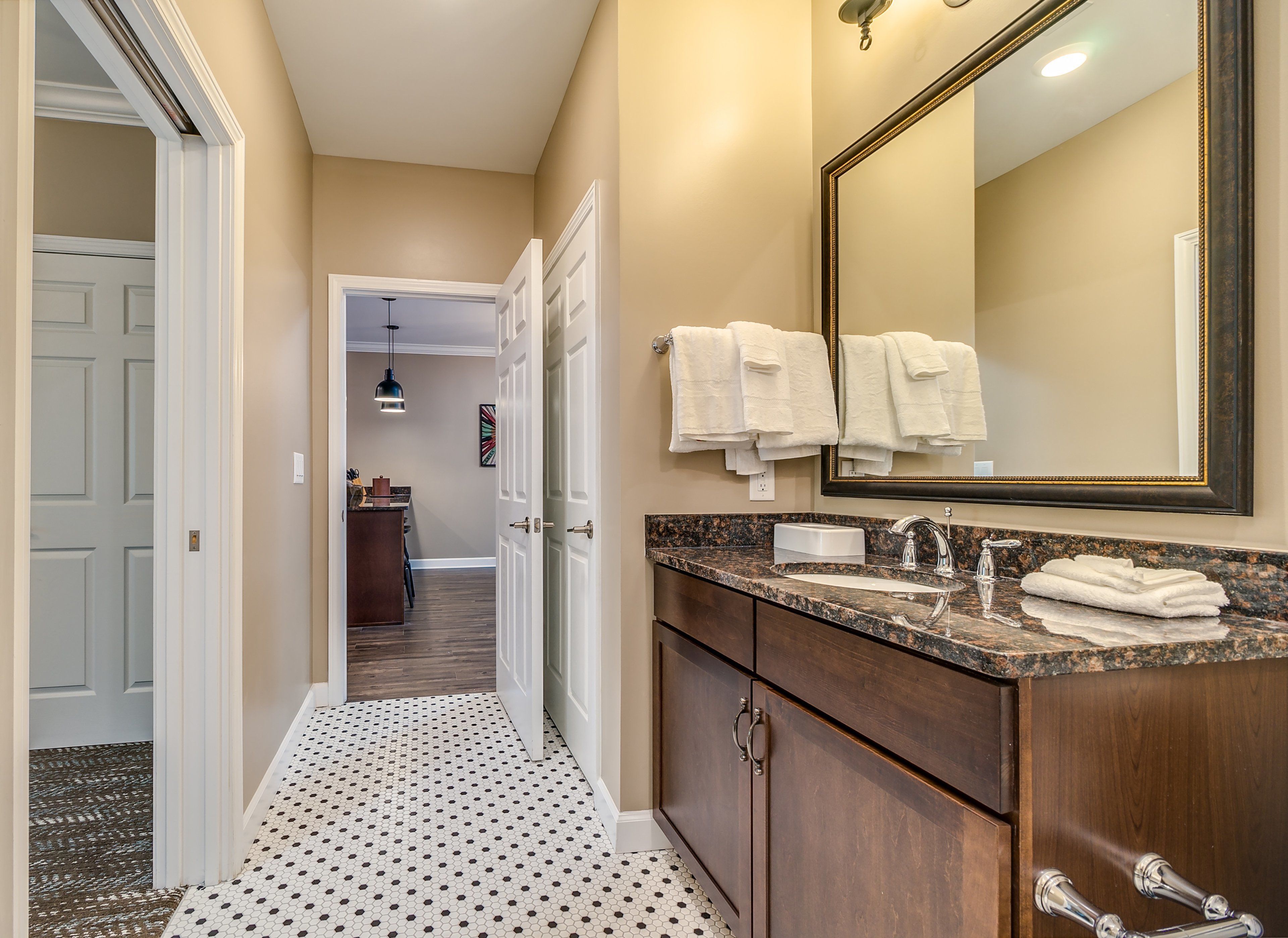 room, 3 bedrooms | bathroom | combined shower/bathtub, free toiletries, hair dryer, towels