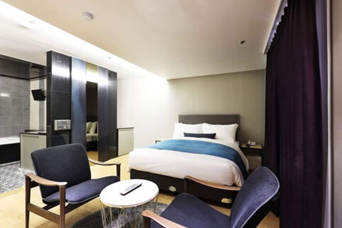 Deluxe Double Room | In-room safe, desk, free WiFi