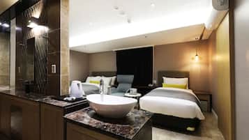 Deluxe Twin Room | In-room safe, desk, free WiFi