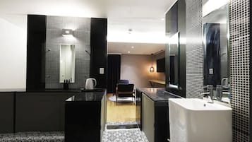 Habitación doble Deluxe | Caja de seguridad en la habitación, escritorio y wifi gratis