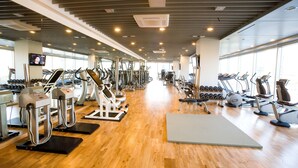 A gym with treadmills, elliptical machines, and free weights. - Grand Hotel (Daegu)