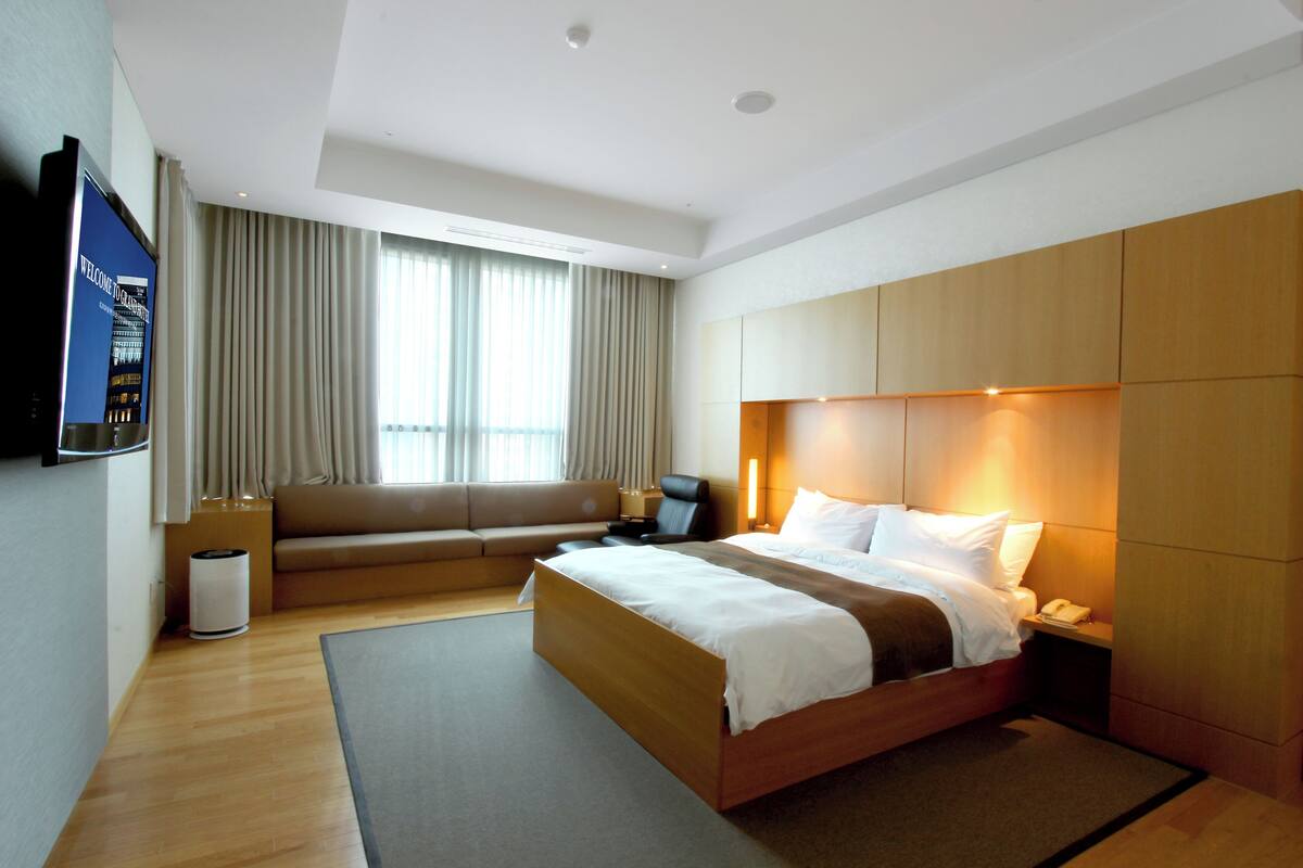 Grand Presidential Suite | Minibar, in-room safe, desk, blackout drapes