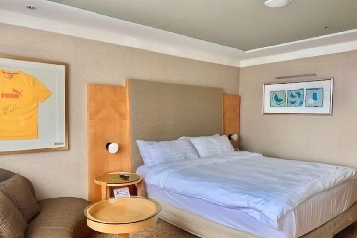 Minibar, in-room safe, desk, blackout curtains