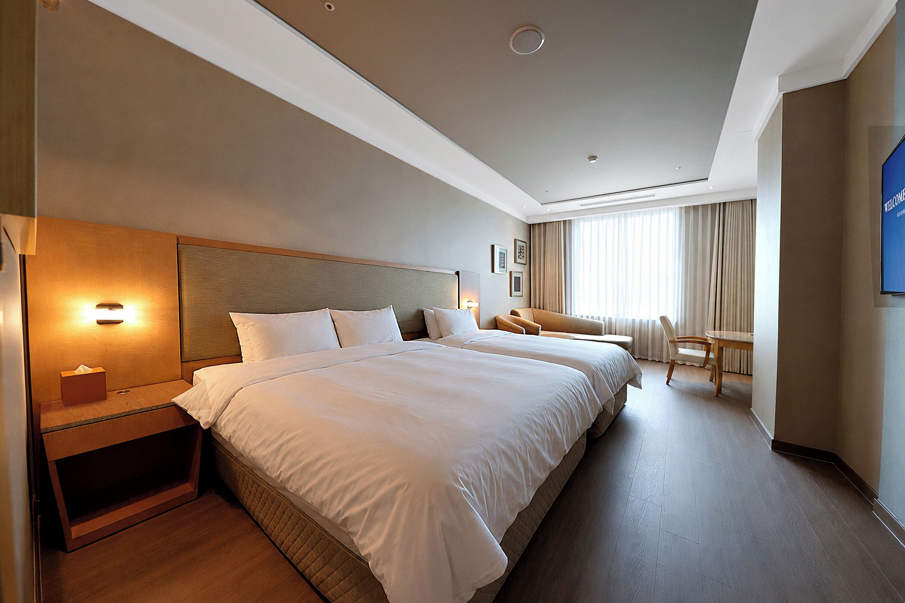Grand Hollywood Twin | Minibar, in-room safe, desk, blackout drapes