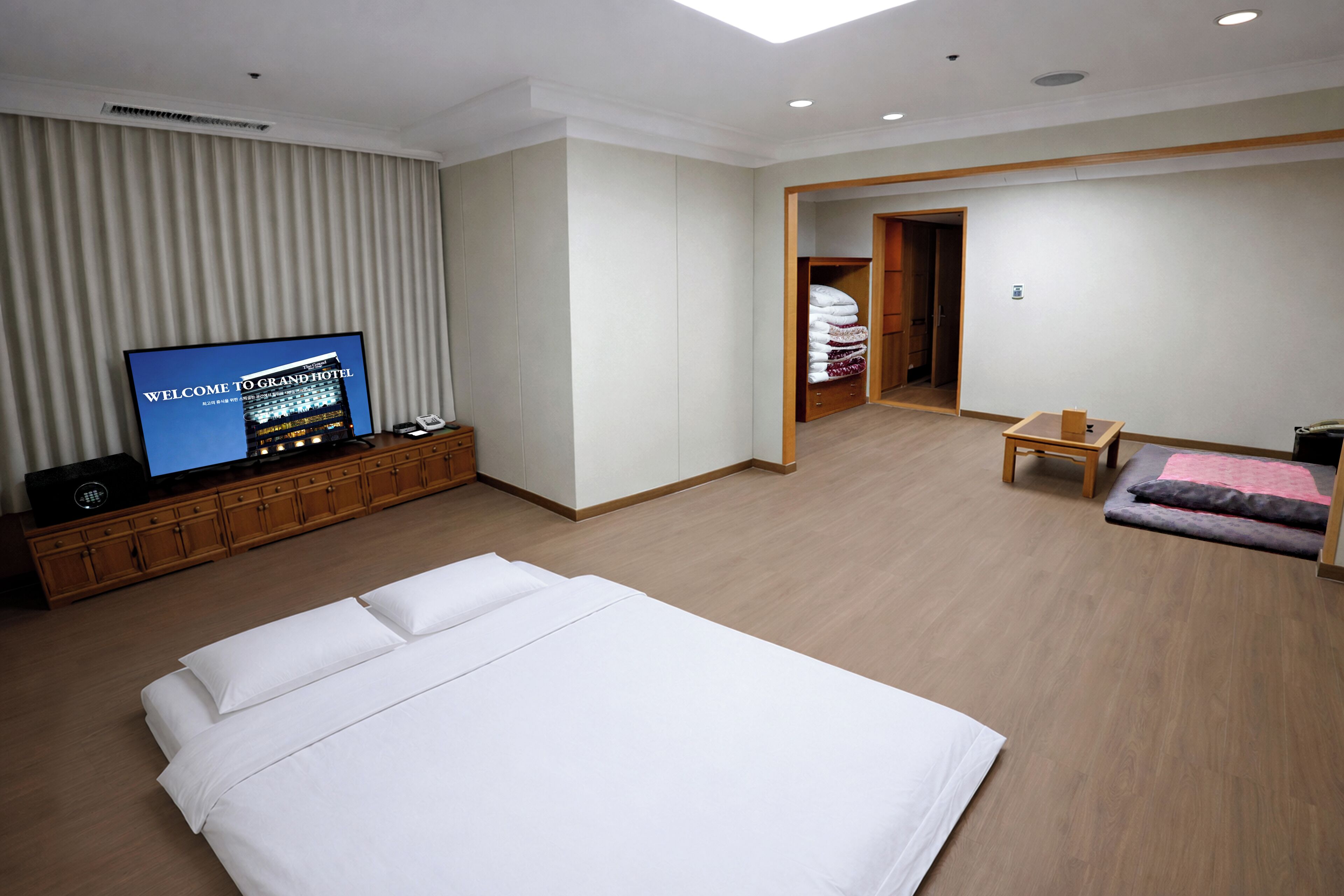 Korean Suite | Minibar, in-room safe, desk, blackout drapes