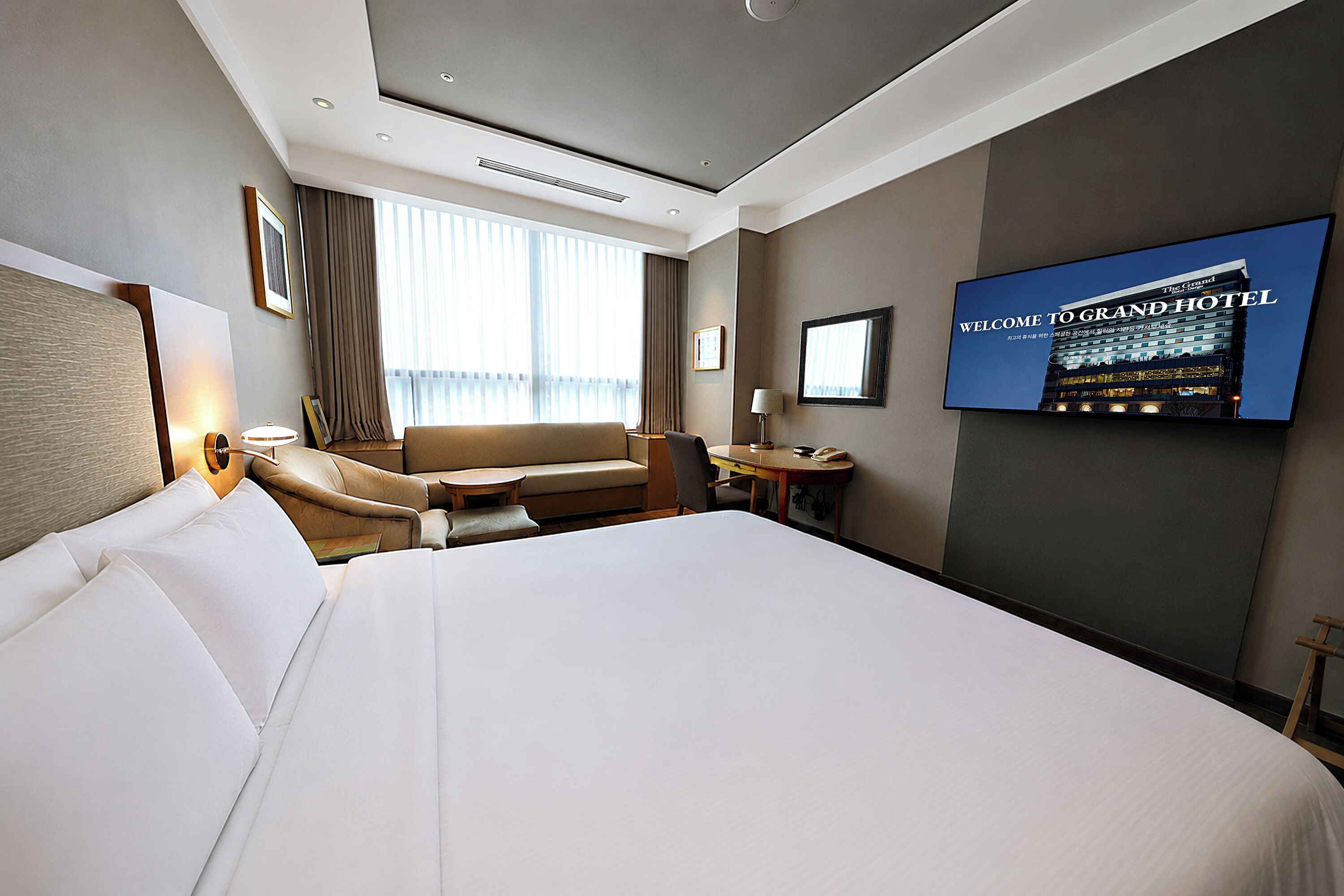 Executive Double Room, 1 King Bed | Minibar, in-room safe, desk, blackout drapes