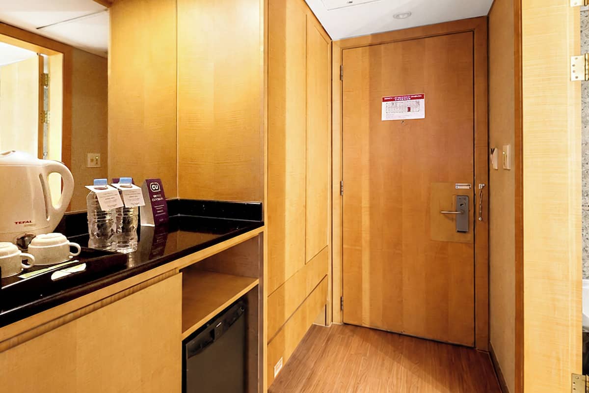 Minibar, caja de seguridad en la habitación y escritorio