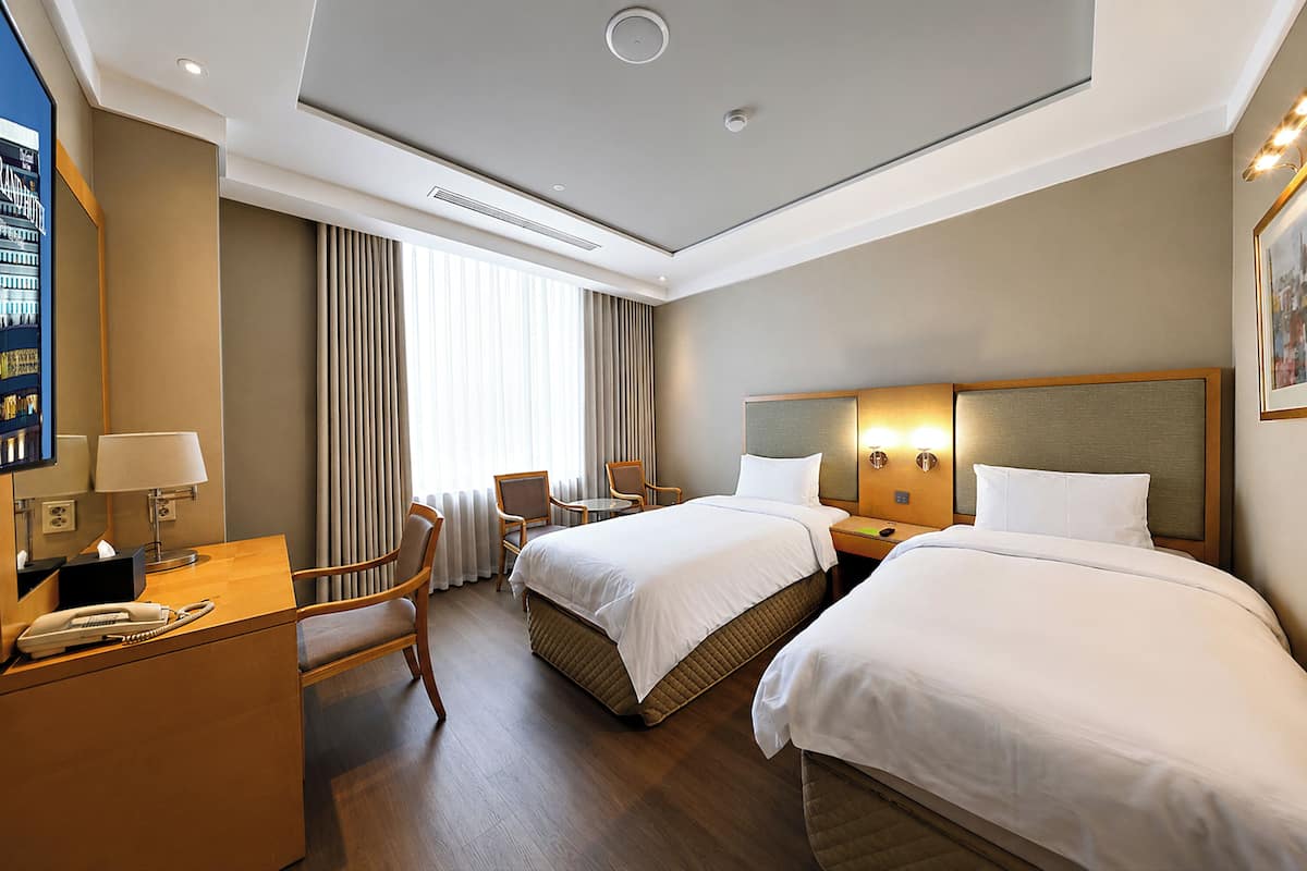 Grand Executive Twin | Frigobar, cofres nos quartos, escrivaninha, cortinas blackout