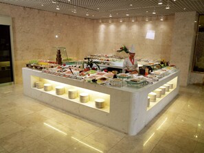 Daily buffet breakfast (KRW 30000 per person)