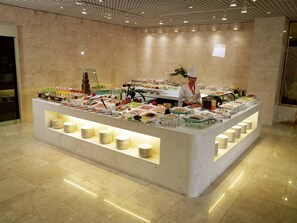 Daily buffet breakfast (KRW 27000 per person)