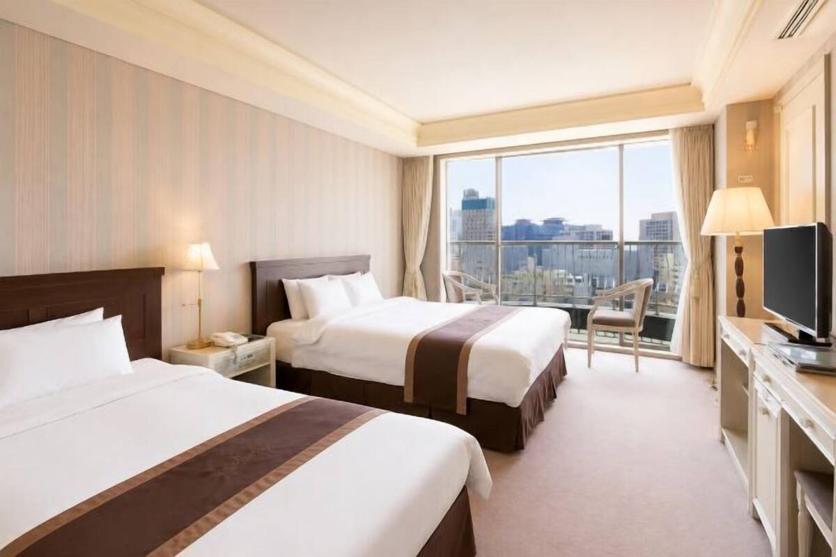 Hypo-allergenic bedding available, minibar, blackout drapes