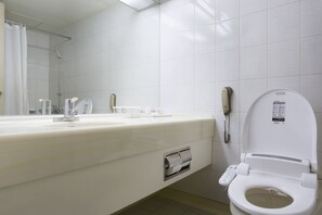 Artículos de higiene personal gratuitos, secador de pelo y albornoces