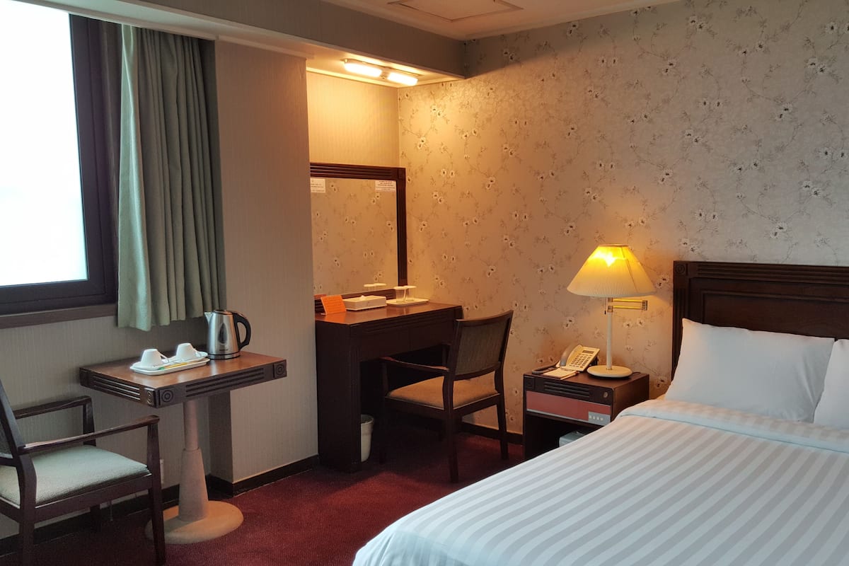 Standard Room | Peralatan tempat tidur premium, peti besi dalam bilik, Wi-fi percuma