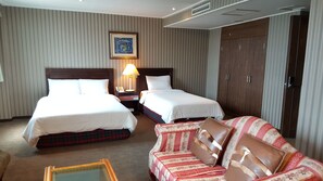 Deluxe Room | Bathroom | Deep soaking tub, free toiletries, hair dryer, bathrobes - Airport Hotel (Seoul)