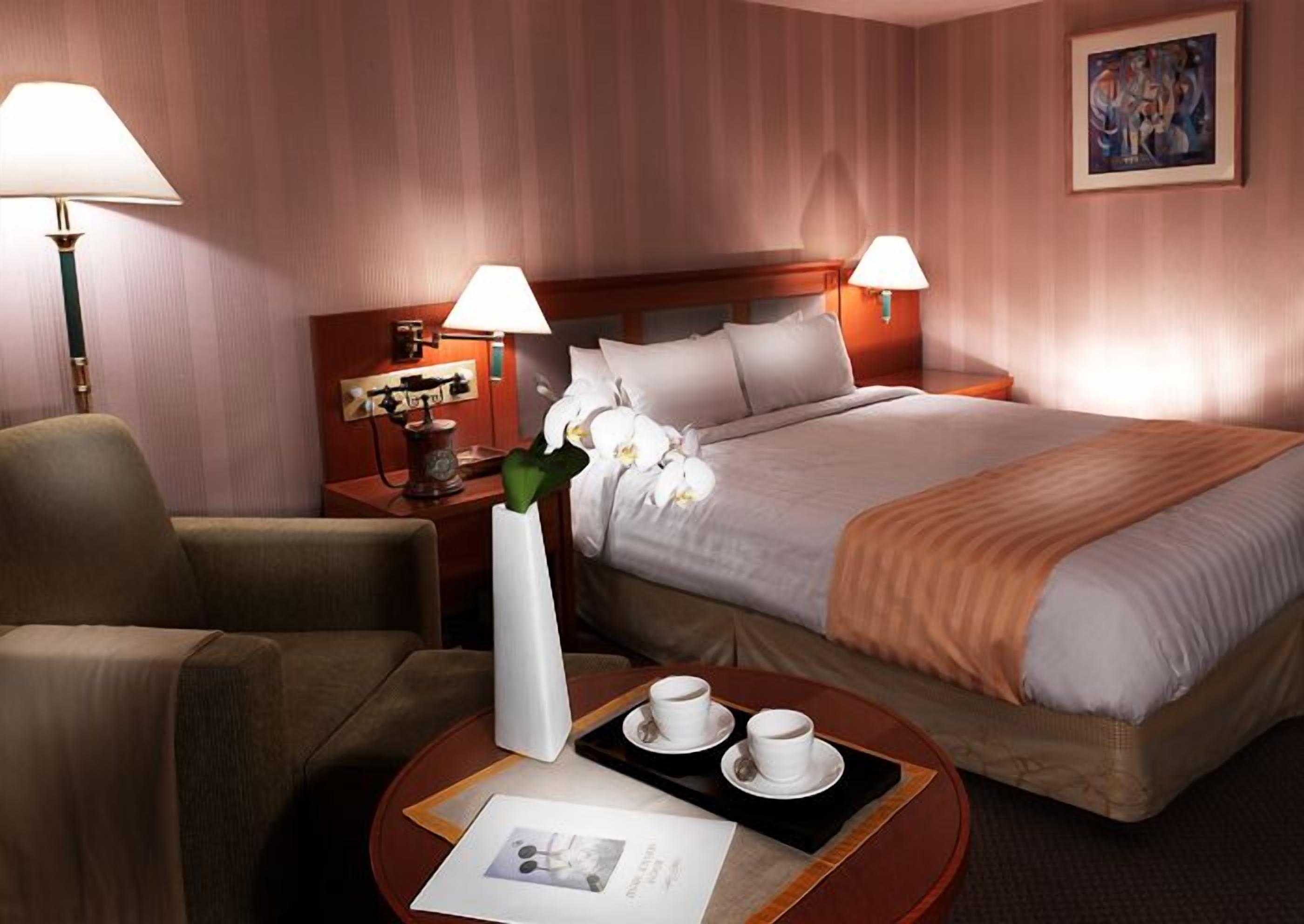 deluxe double room | minibar, in-room safe, desk, blackout curtains