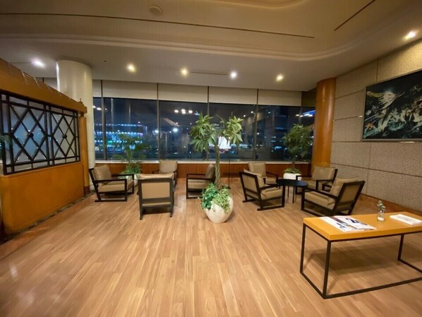 Lobby lounge