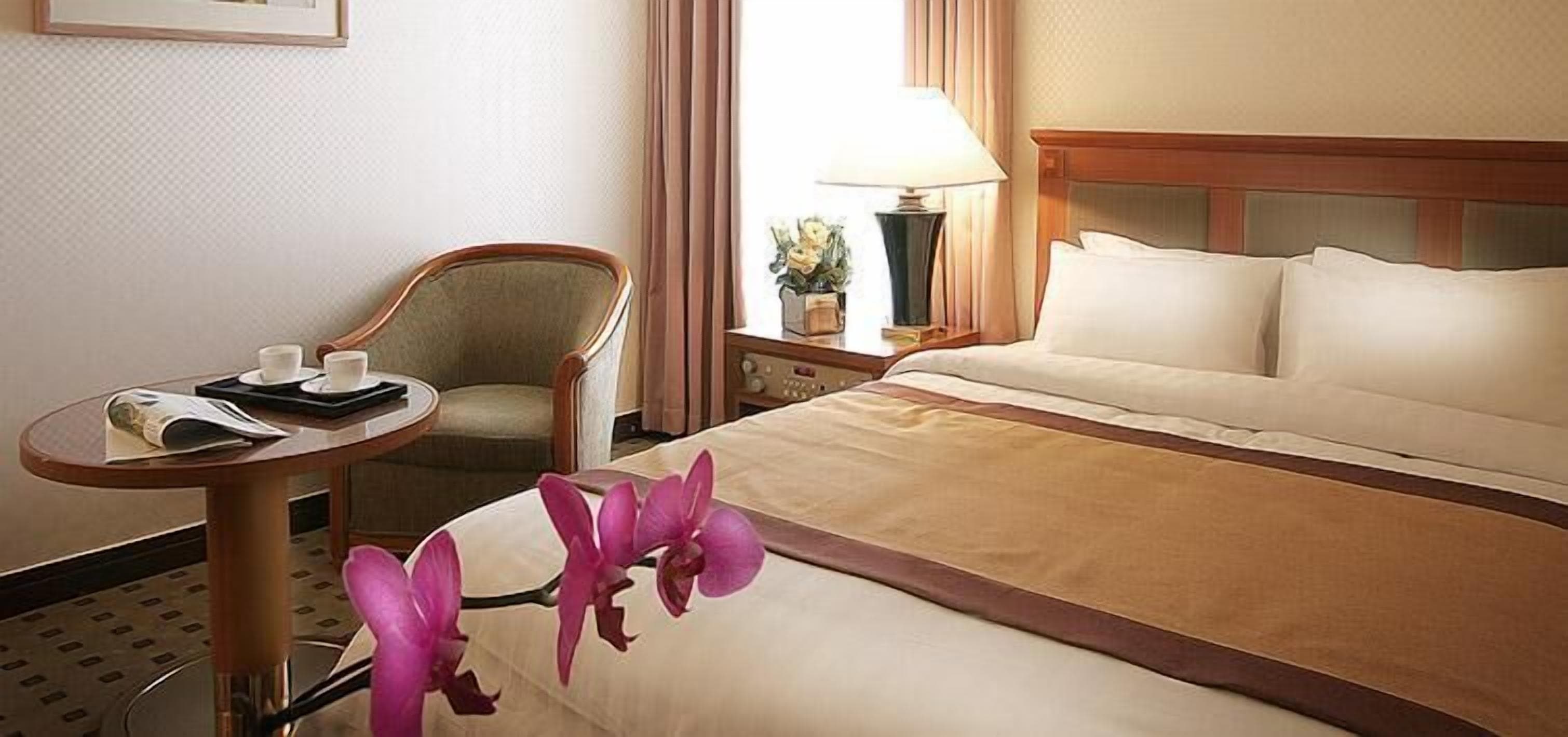 standard room | minibar, in-room safe, desk, blackout curtains