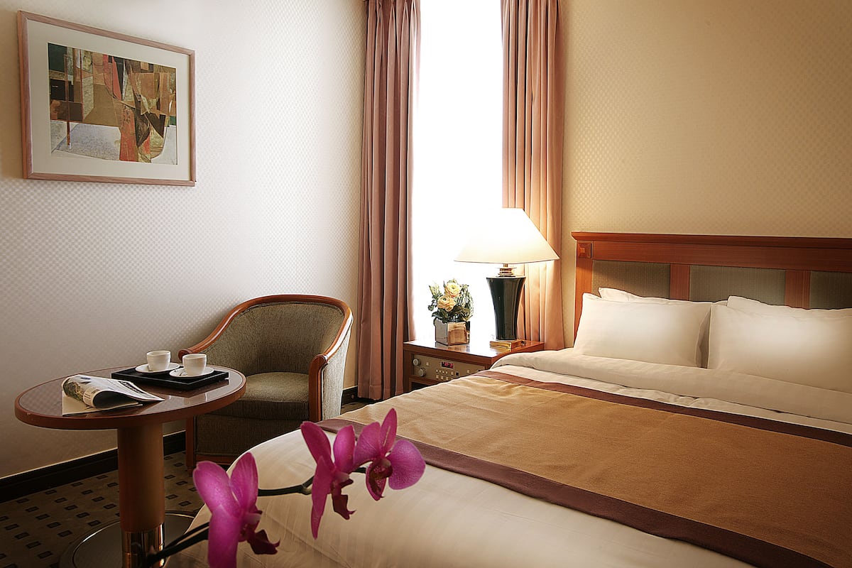 Standard Room | Minibar, in-room safe, desk, blackout drapes