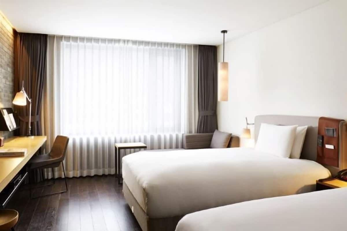 Roupas de cama premium, frigobar, cofres nos quartos, escrivaninha
