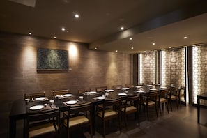 2 restaurants, breakfast served