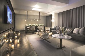 Presidential-Suite, 2 Schlafzimmer | Wohnbereich | 52-Zoll-Smart-TV mit Kabelempfang, Fernseher, Pay-TV