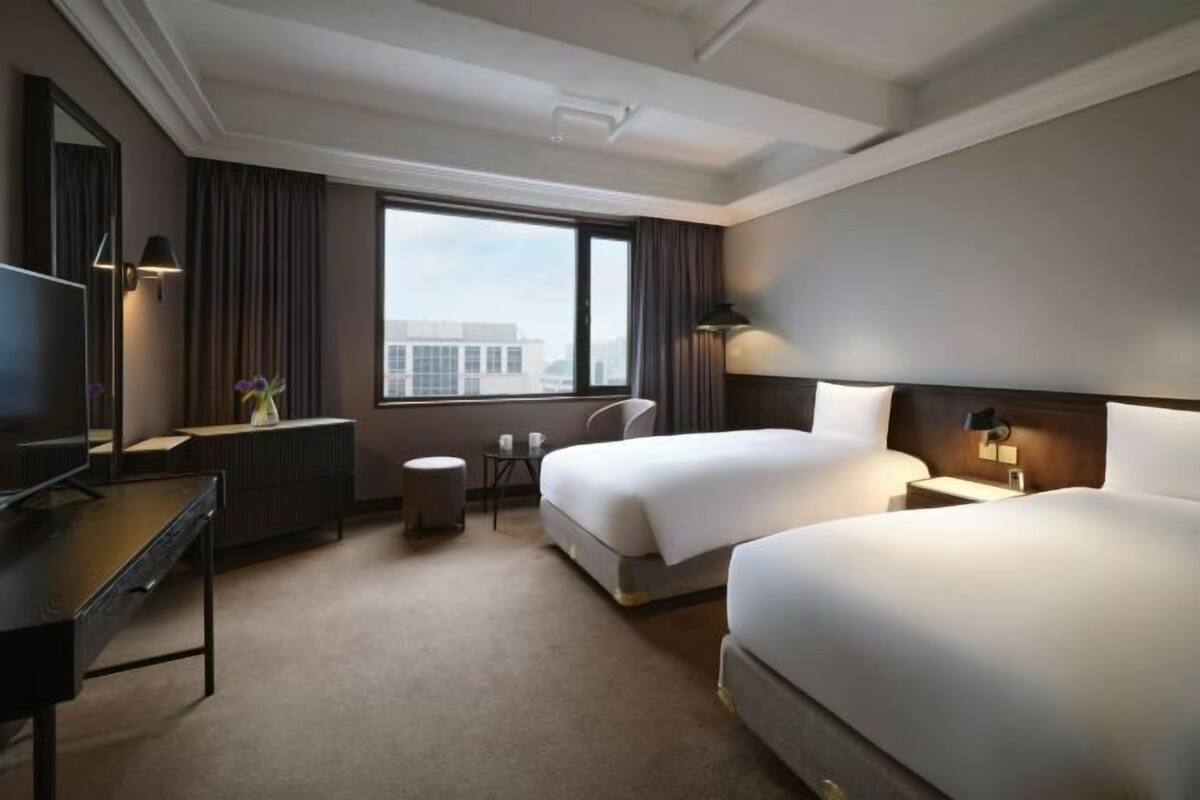 Luxe beddengoed, een minibar, een kluis op de kamer, een bureau