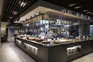 2 restaurants, breakfast served