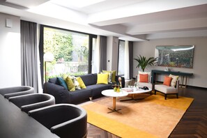 Presidential-Suite (PKG) | Wohnzimmer | 52-Zoll-Smart-TV mit Kabelempfang, Fernseher, Pay-TV