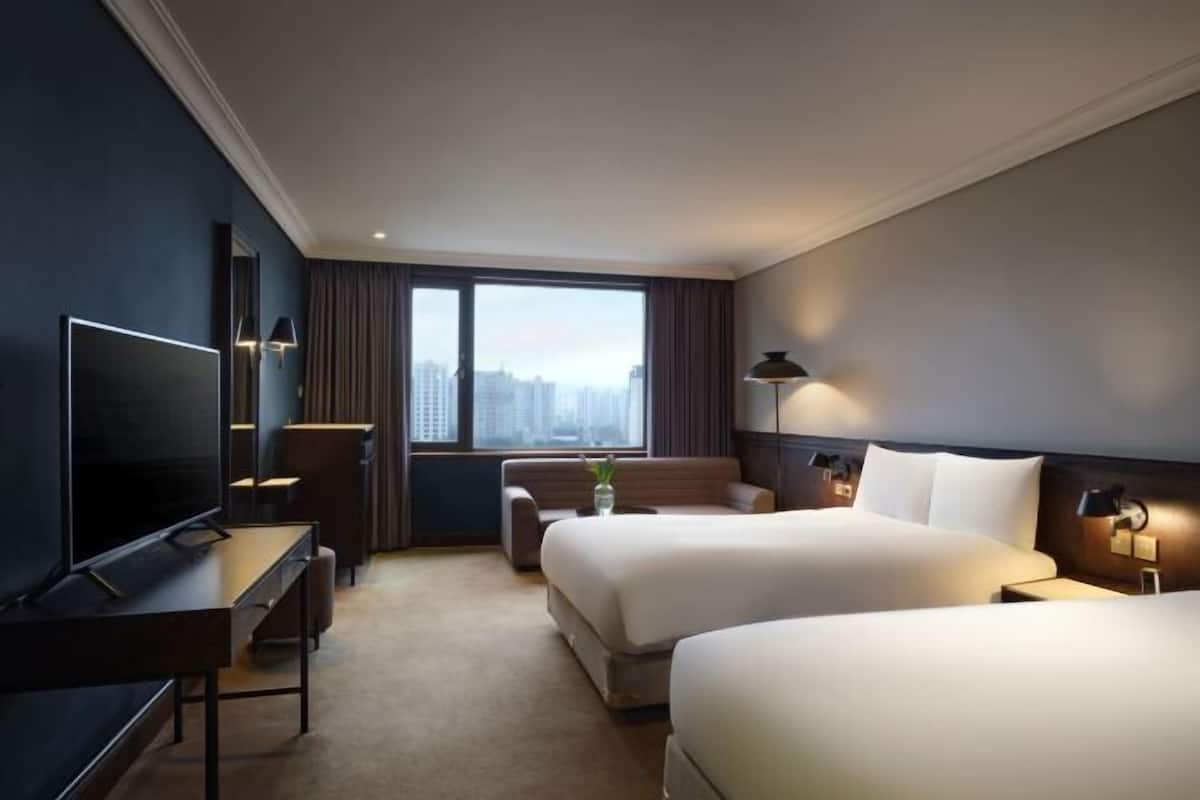 1 bedroom, premium bedding, minibar, in-room safe