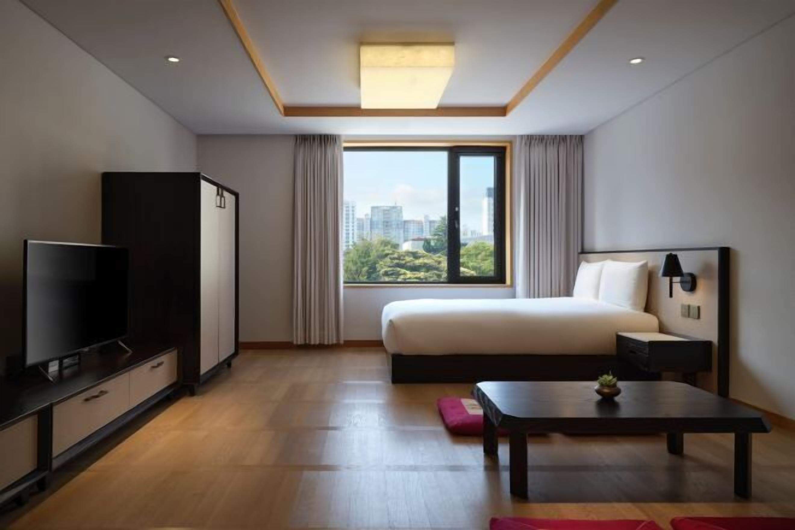 Bộ đồ giường cao cấp, minibar, két bảo mật tại phòng, bàn 