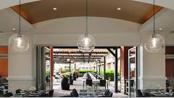 2 restaurantes; se sirve desayuno, almuerzo y cena; cocina local