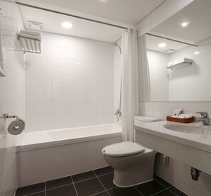 Deluxe Twin Room | Bathroom | Combined shower/tub, free toiletries, hair dryer, slippers - Doulos Hotel (Seoul)