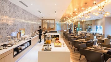 朝食、ランチ、ディナーに営業 (多国籍料理)