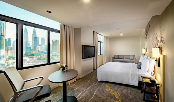 Deluxe Room, 1 Queen Bed (Twin Tower View) | Minibar, in-room safe, soundproofing, iron/ironing board