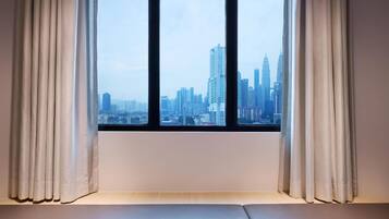 客房, 1 張加大雙人床 (Twin Tower View) | 迷你吧、客房內保險箱、隔音、熨斗/熨衣板