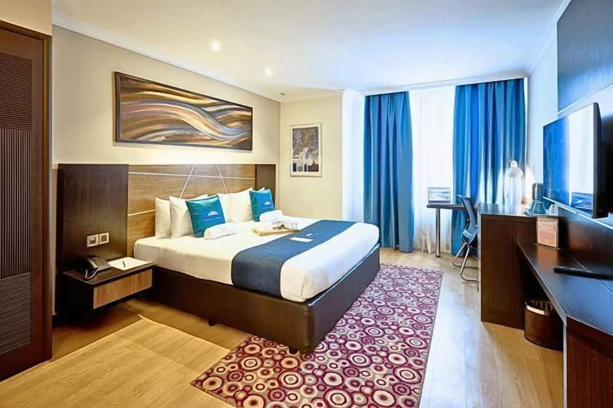 Caixa forta a l'habitació, escriptori i cortines opaques