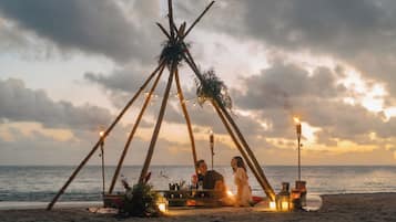 2 restaurants, serveren ontbijt