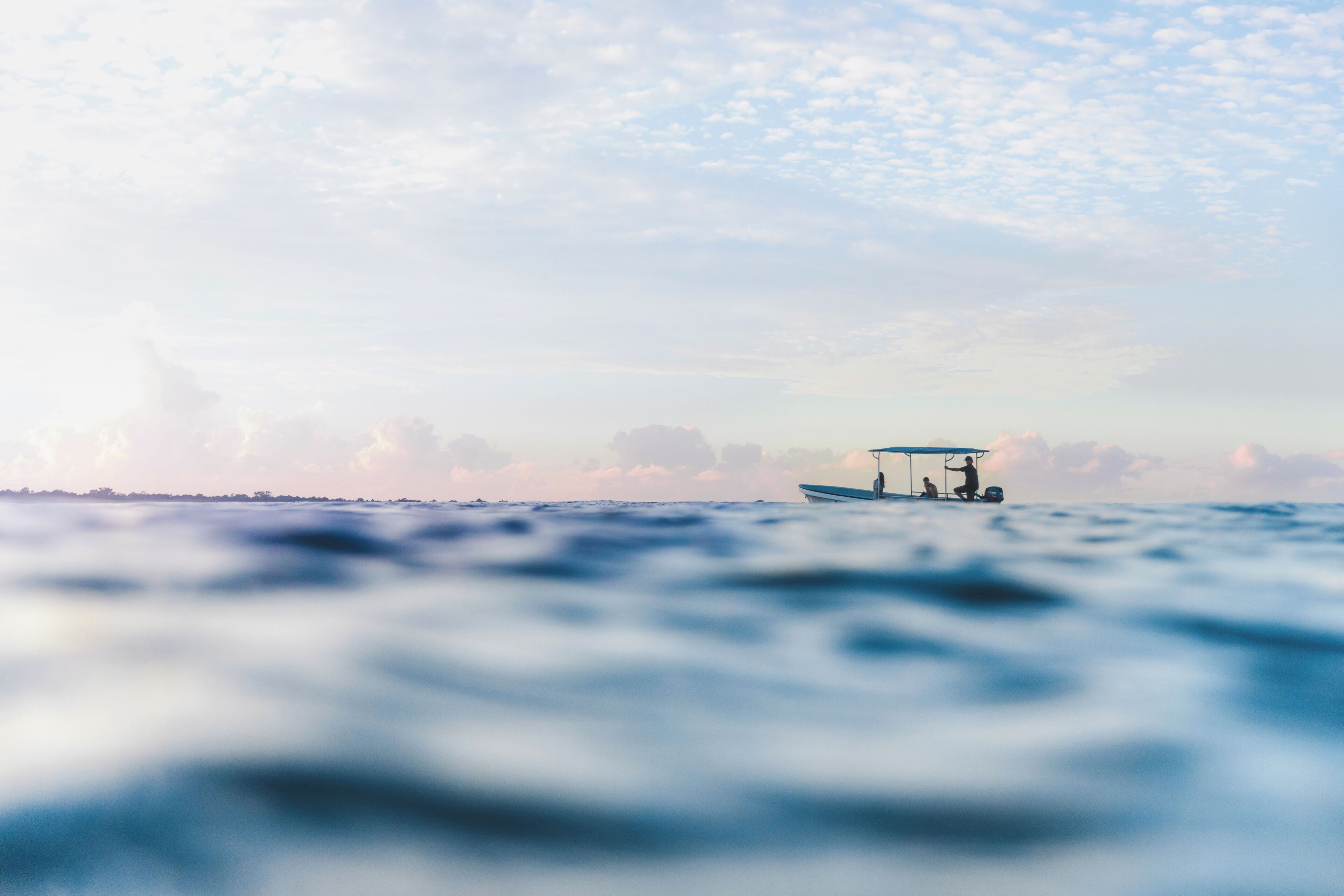 Un barco en aguas tranquilas bajo un cielo despejado.