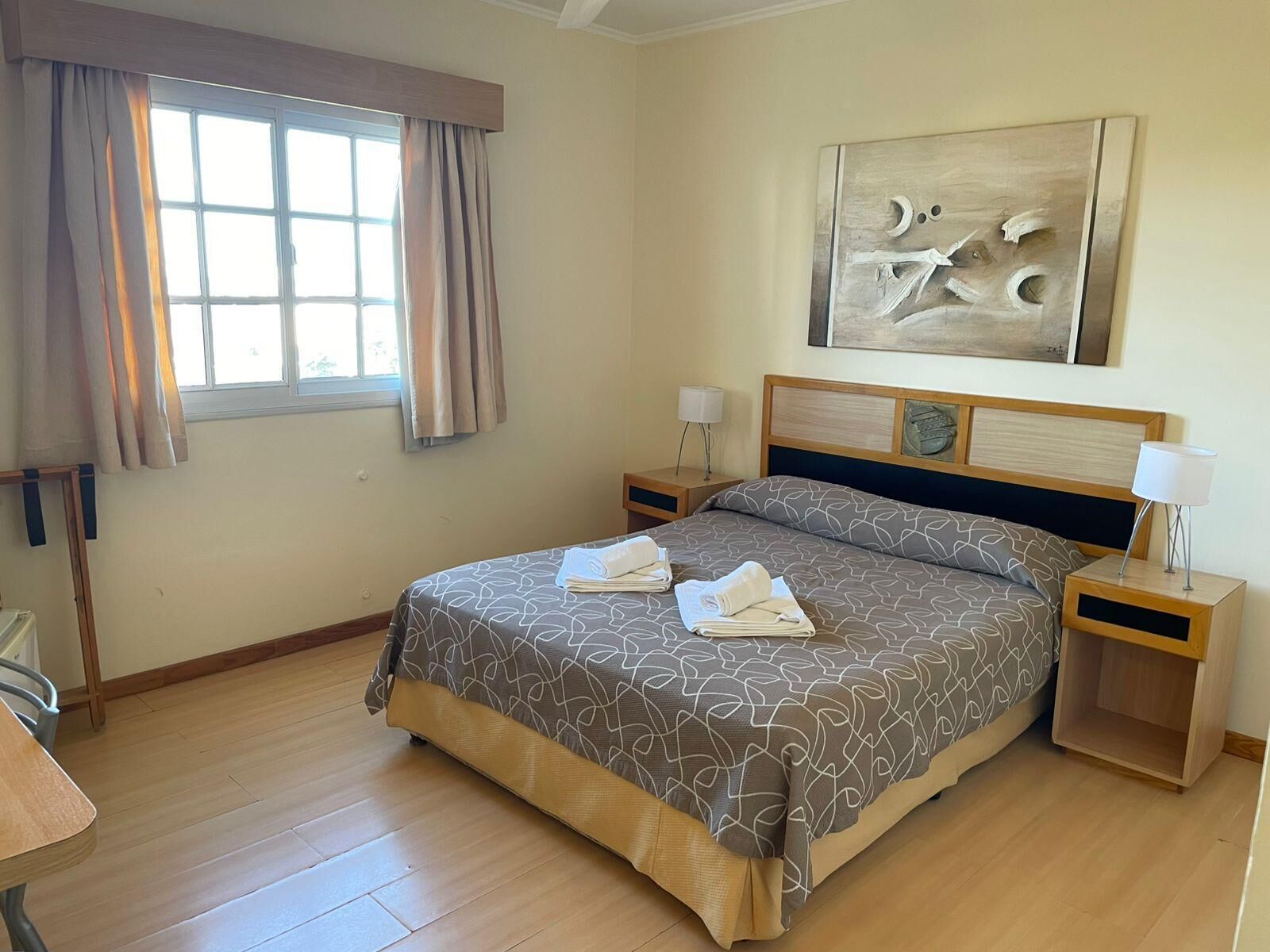 Minibar, safe på rommet, skrivebord og barnesenger