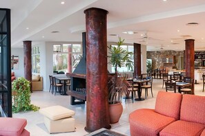 Petit déjeuner, déjeuner et dîner servis sur place