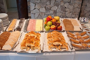 Free continental breakfast - Yarma Hotel (Pinamar)