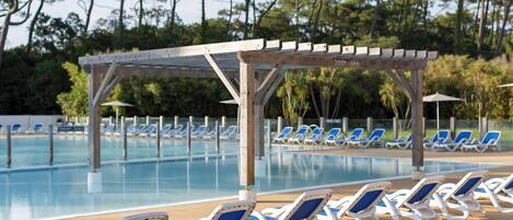 Een seizoensgebonden buitenzwembad, parasols voor strand/zwembad