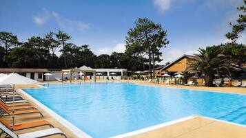 Piscine extérieure (ouverte en saison), parasols de plage