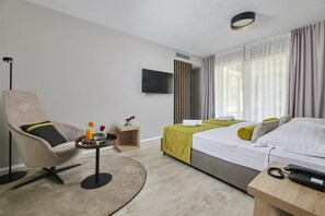 Superior room with balcony, Pool side - Family | Minibar, caja fuerte, escritorio y cunas gratuitas